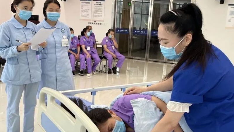 以某上海郊区养老社区为例，该社区在环境打造方面具有以下特点：